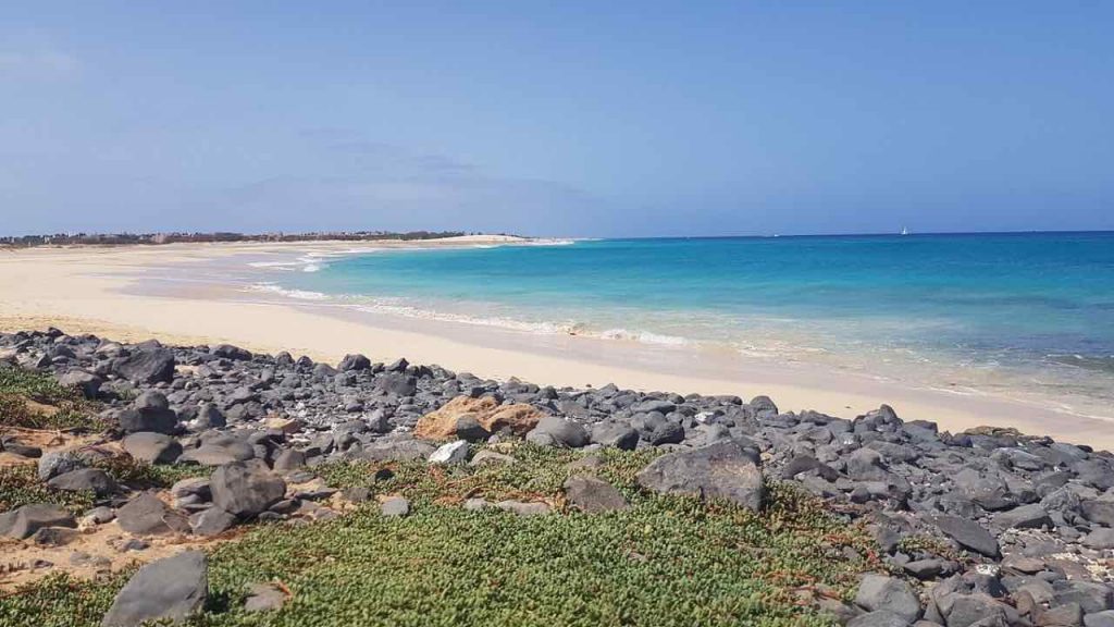 “Il mare della Sicilia in confronto sembra l’acqua del wc”: tutti gli italiani adesso vanno su quest’altra isola | 31 gradi tutto l’anno