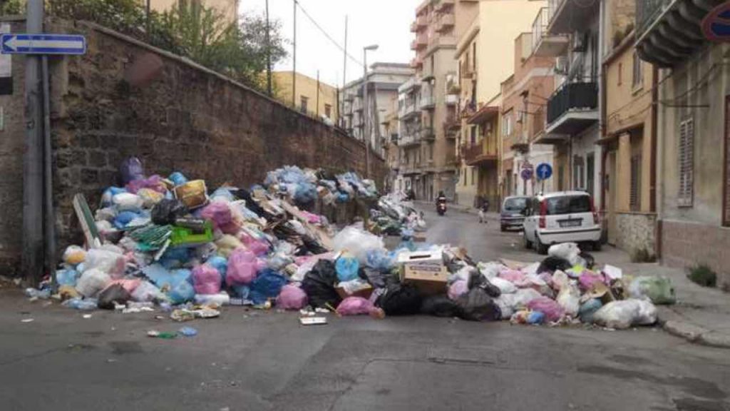 Ma quale città bellissima, “Palermo è invasa dai rifiuti, c’è più immondizia che persone” | Le immagini agghiaccianti