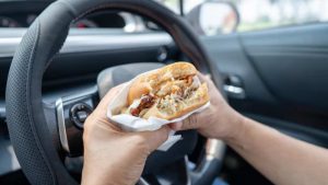 Mangiare in auto - fonte_Freepik - sicilianews24.it