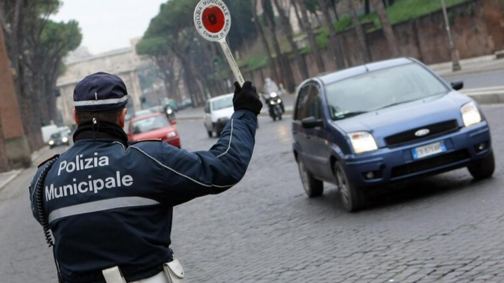 “Agente, ho solo indossato scarpe da ginnastica”: 3.000 euro di multa | Da oggi guardano che calzature avete al piede