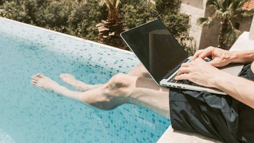 “Vi paghiamo per andare in piscina tutti i giorni”: e voi che continuate a lavorare | L’offerta è valida solo fino a domani