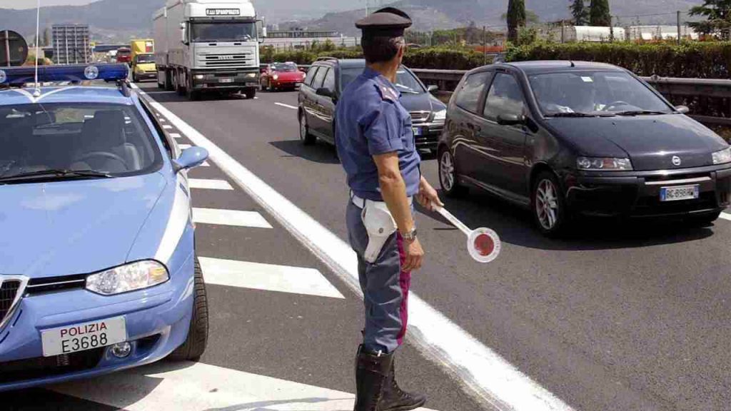 “Agente erano solo 60 km/h”: 3.382 euro di multa e patente sospesa per 12 mesi | La nuova legge è durissima