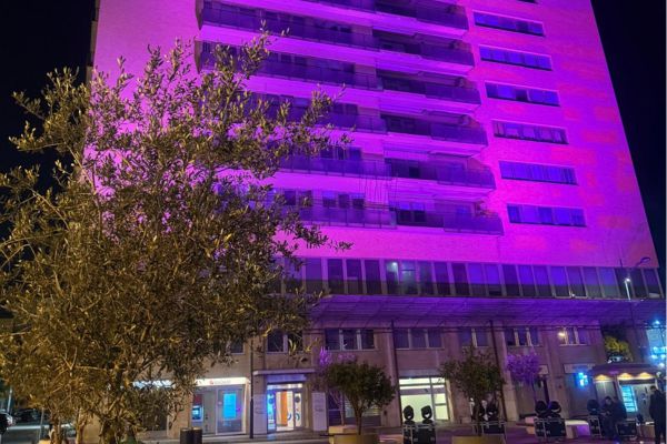 Pink-it la Camera di Commercio di Palermo ed Enna s’illumina di rosa per celebrare l’innovazione e lo sport