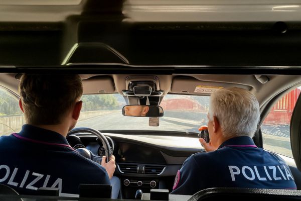 Non si ferma al posto do blocco: 25enne inseguito e arrestato