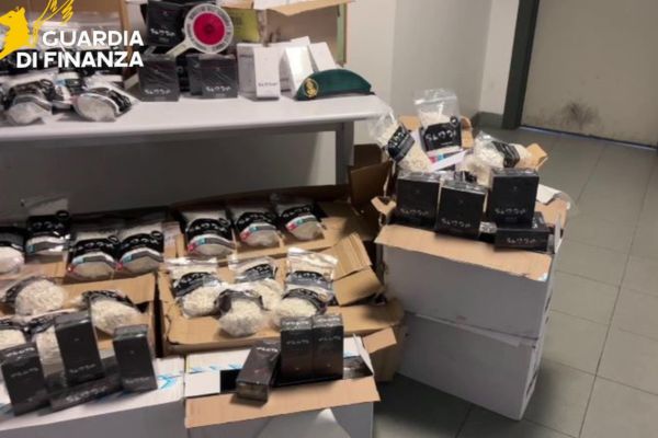Palermo, maxi sequestro della Guardia di Finanza: oltre 11 milioni di prodotti da fumo illegali