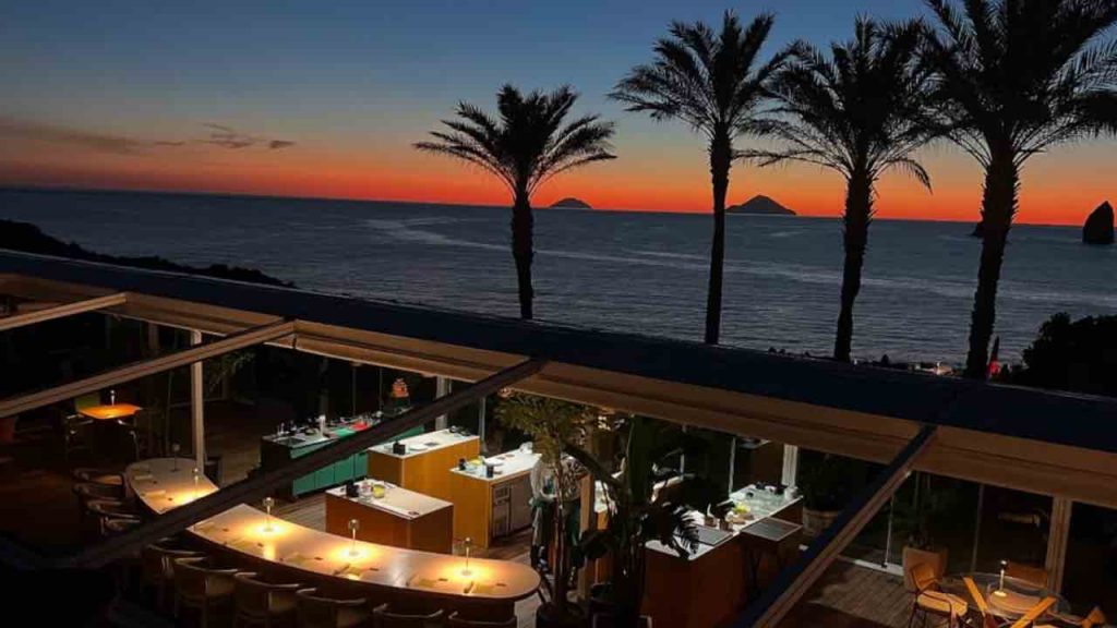 Location vista mare e cibo per tutti i gusti: questo ristorante siciliano sembra uscito da un film