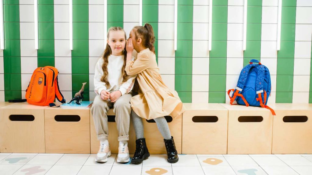 Scuola, “Addio personale ATA”: i bambini devono tenere pulite aule e corridoi | Passata la circolare