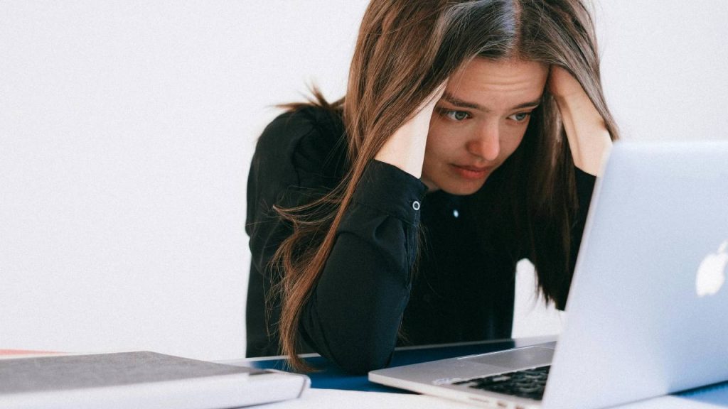 “Sono triste”, “Non venire a lavoro, ti paghiamo lo stesso”: approvato il Congedo per Tristezza | Vi svegliate male e restate a casa