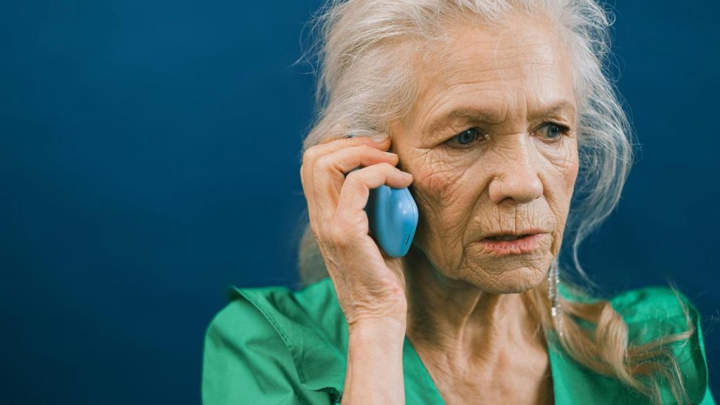 “Chiamata dal prefisso +3…” | Se la ricevete spegnete il telefono: vi portano via fino all’ultimo centesimo | La truffa più diffusa del 2025