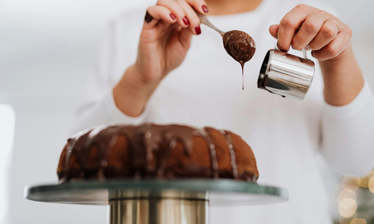 Ma quale medico e notaio, “Vi pagano 60.000 euro per mangiare cioccolato”: ve ne state seduti a ingurgitare cibo