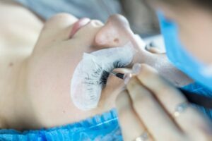 Conservazione estensioni ciglia: affrontare i problemi per ottenere risultati duraturi e soddisfacenti.