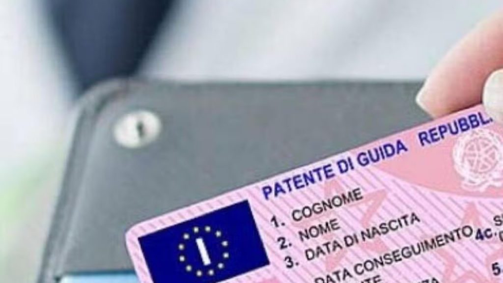 Patente addio, da oggi potete guidare senza: passato il ‘decreto’ | Basta uno smartphone e nessun vigile vi può multare