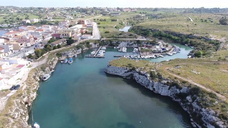 E’ il paesino siciliano preferito di Fiorello: conta solo 30.000 abitanti eppure è splendido