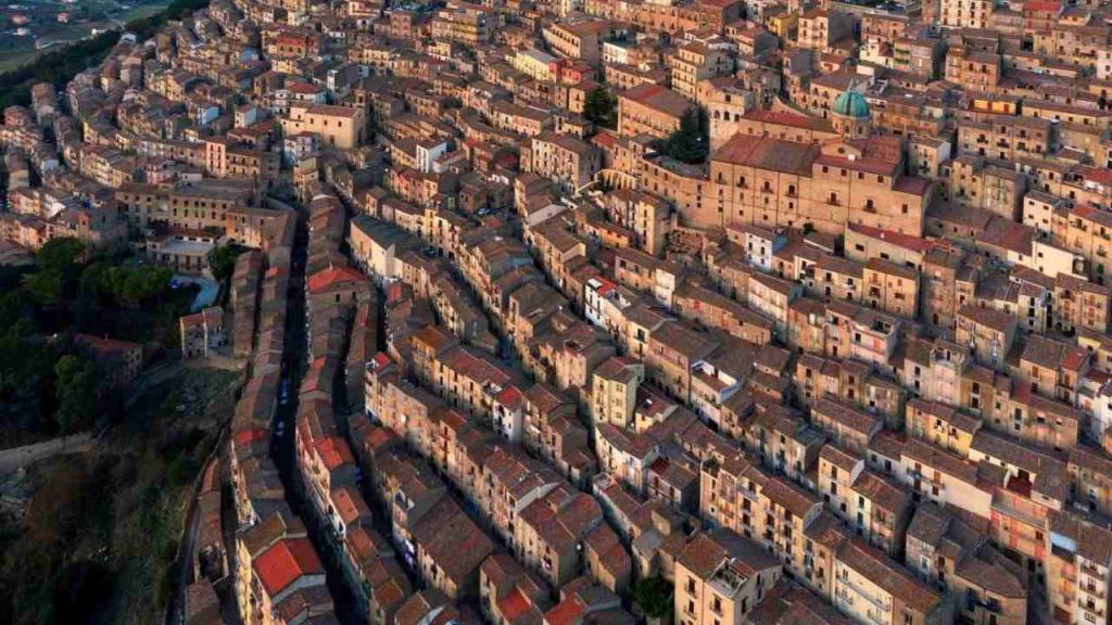 Questo borgo siciliano è il più economico di Italia ma anche il più bello: arrivano da ogni dove per visitarlo