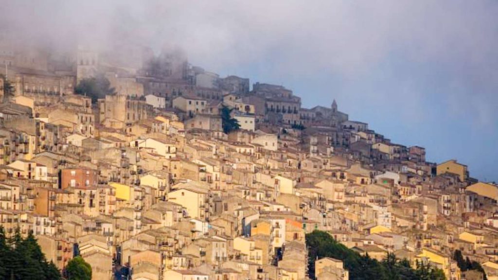 Questo borgo siciliano sembra una cartolina: è perfetto per un viaggio invernale all’insegna della cultura