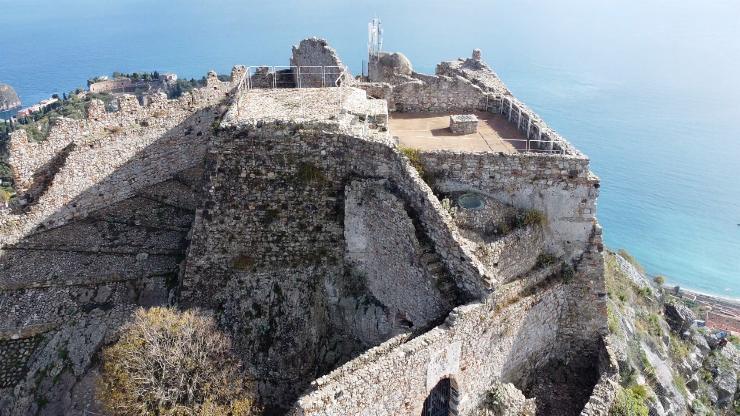 Questo castello è unico al mondo: sembra di vivere ancora nell’antica Grecia | Arrivano da ogni dove per visitarlo
