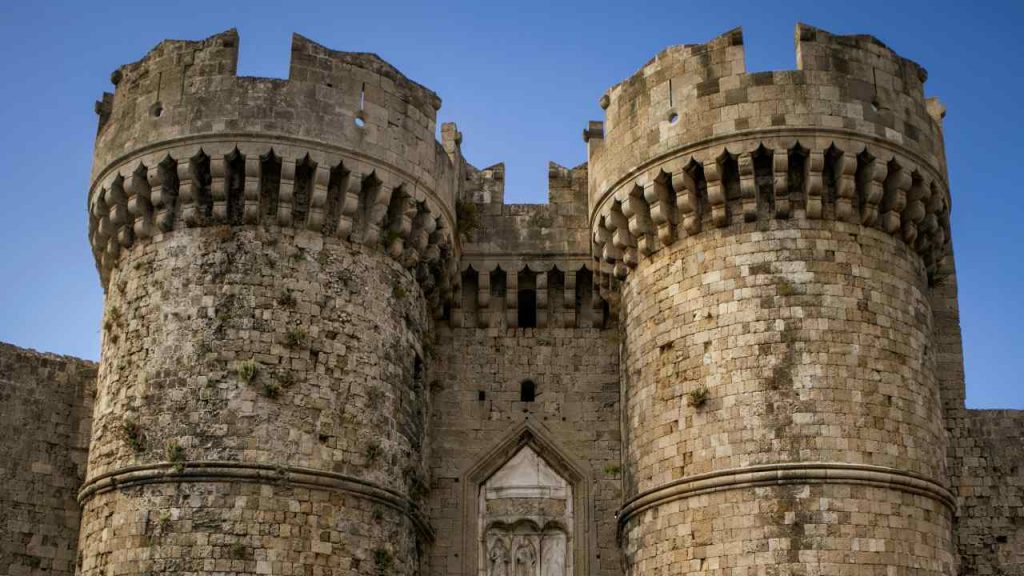 Questo castello è unico al mondo: sembra di vivere ancora nell’antica Grecia | Arrivano da ogni dove per visitarlo