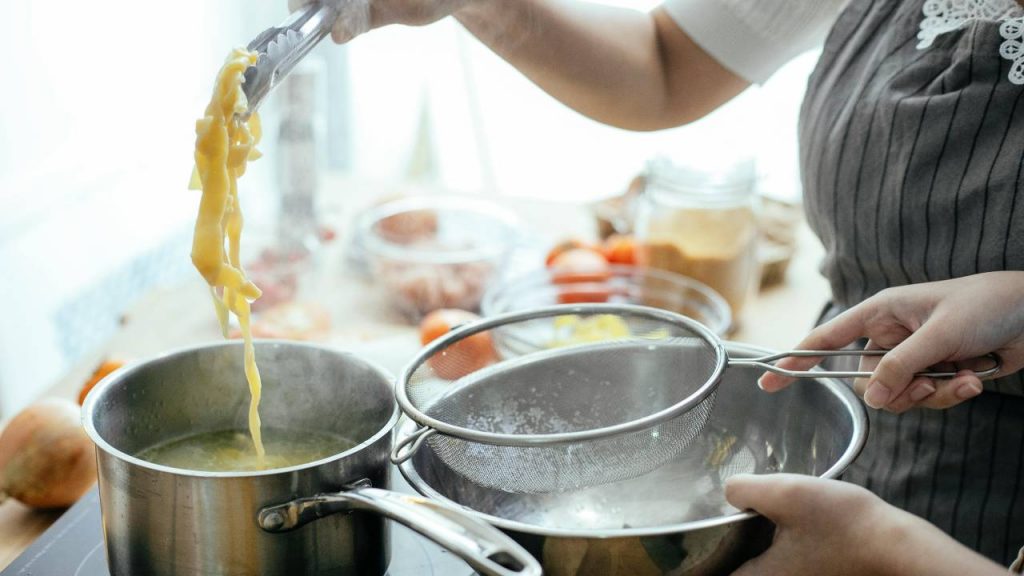 Acqua della pasta: non buttatela mai nel lavandino | Rischiate di cambiare tutta la cucina