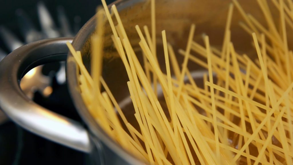 Pasta, ma davvero la cuocete ancora nell’acqua? Non vi serve affatto: così impiegate meno tempo ed è più saporita