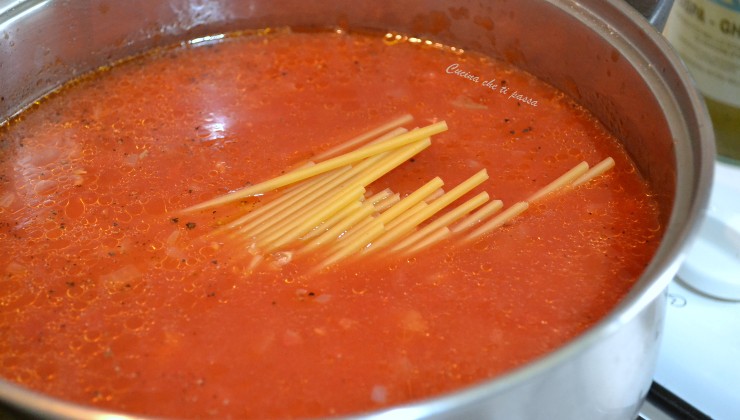 Pasta, ma davvero la cuocete ancora nell’acqua? Non vi serve affatto: così impiegate meno tempo ed è più saporita