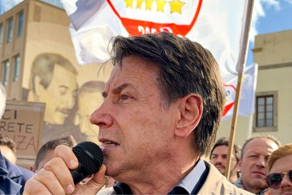 Conte a Palermo: “Governo regionale sommerso dagli scandali, vada a casa”