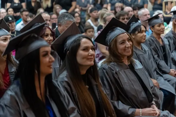 Carriera in Cosmetologia: Guida 2025 a Licenze e Opportunità Professionali