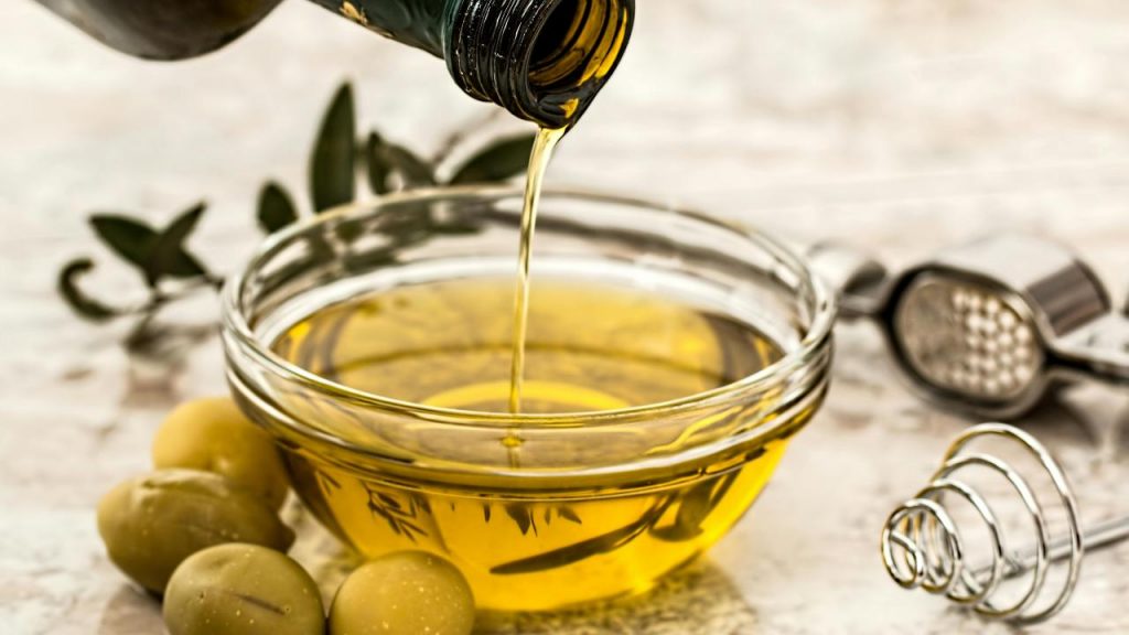 Olio extravergine, prezzi alle stelle | I test indicano i flaconi “furbi”: dove non paghi solo il marchio