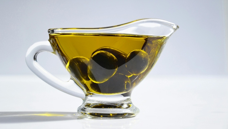 Olio extravergine, prezzi alle stelle | I test indicano i flaconi “furbi”: dove non paghi solo il marchio