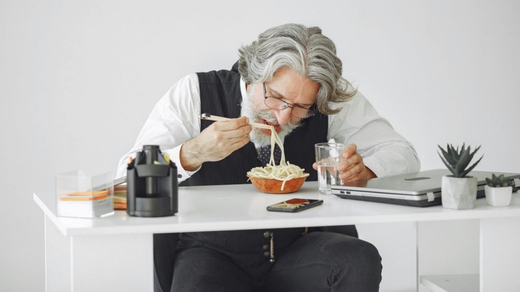 “Vi diamo 5.000 euro al mese per mangiare”: non dovete fare altro tutto il giorno | Sito intasato dai troppi curricula inviati