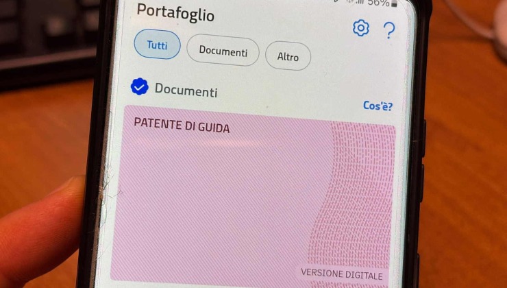 Patente addio, da oggi potete guidare senza: passato il ‘decreto’ | Basta uno smartphone e nessun vigile vi può multare