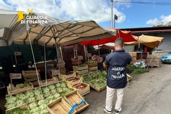 Scoperto a Palermo mercato ortofrutticolo abusivo nel quartiere Zisa