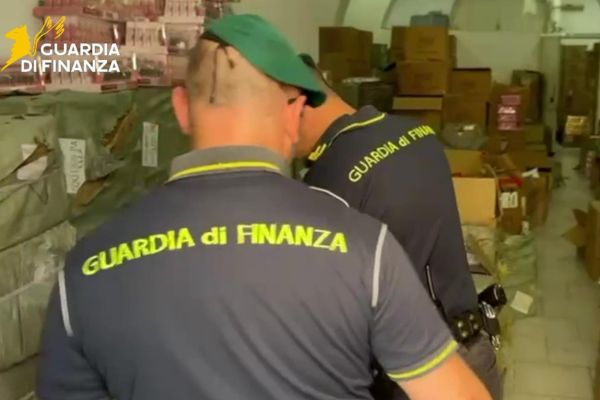 Maxi-sequestro di oltre 10mila peluche “Labubu” contraffatti: denunciati 7 commercianti