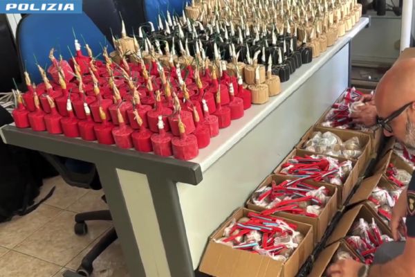 Catania, maxi sequestro di 1.500 ordigni esplosivi spediti tramite corriere