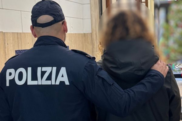 Tenta di sfondare la porta dell’ex fidanzata: arrestato 50enne per stalking e minacce