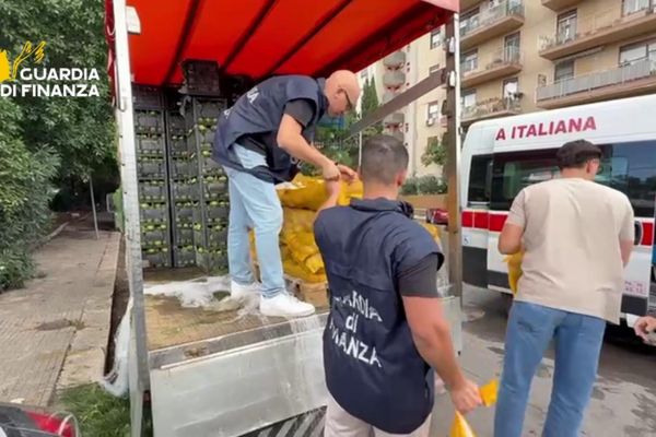 Scoperto a Palermo mercato ortofrutticolo abusivo nel quartiere Zisa