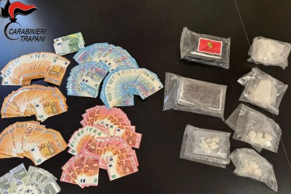 Trapani, arrestata donna con 3 kg di cocaina nascosta tra la spesa e nei rifiuti