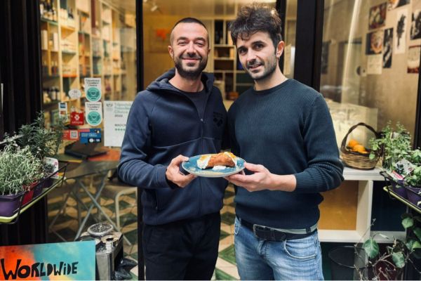 Cialda della tradizione, ma manna al posto dello zucchero nella ricotta: a Palermo il cannolo unico al mondo