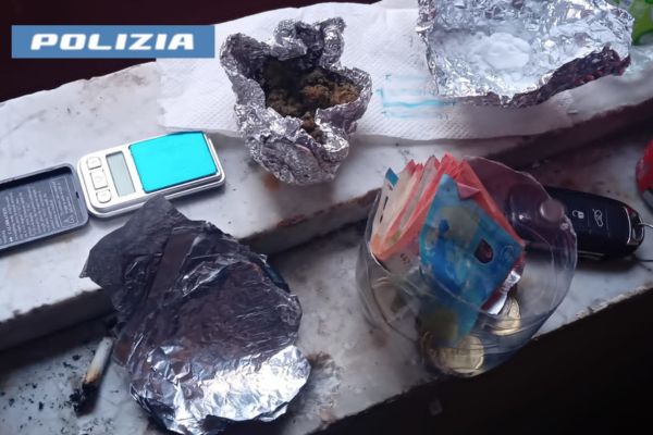 Catania, arrestati due minorenni per spaccio di droga: operazioni della Polizia di Stato