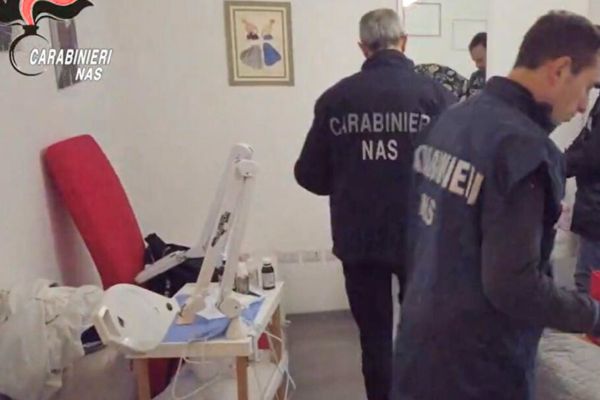 Catania, ambulatorio estetico abusivo scoperto dai NAS: denunciato studente di medicina