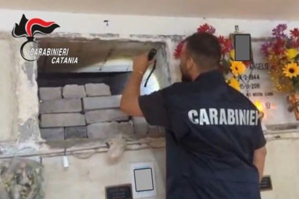 Sequestri e irregolarità al cimitero di Aci Catena: resti umani accatastati e rifiuti speciali tra le tombe