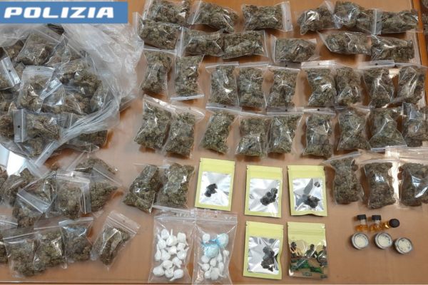 Catania, due fratelli arrestati: in auto uno zaino pieno di droga di ogni tipo