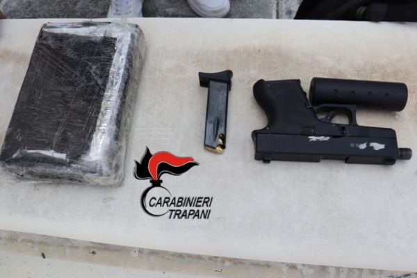 Blitz dei Carabinieri a Trapani: sequestrati oltre un chilo di cocaina e armi, due arresti