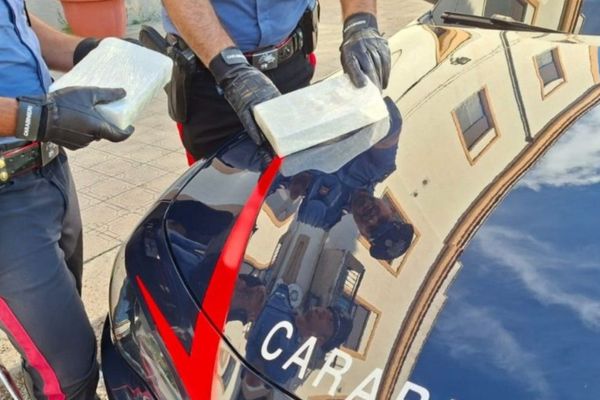 Si schianta contro un’auto dei Carabinieri nel Trapanese, arrestato con 2kg di cocaina