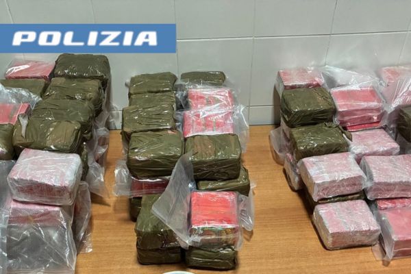 Catania, 50enne arrestata: nell’auto nascondeva oltre 50 chili di hashish