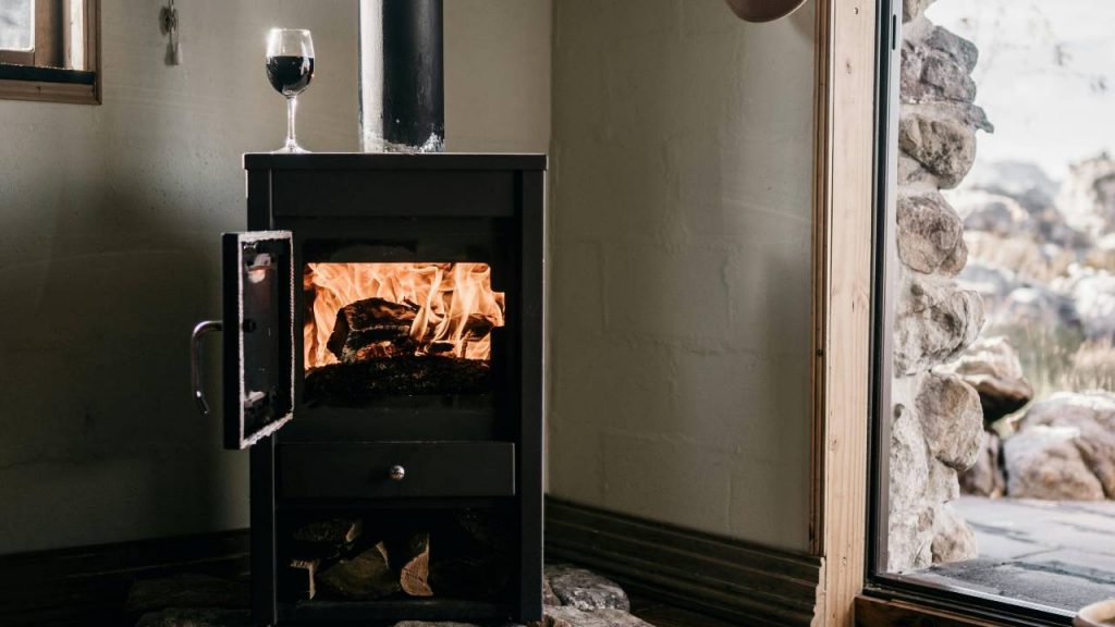 Addio termosifoni: con il metodo del fuoco la bolletta si azzera e riscaldate tutta la casa