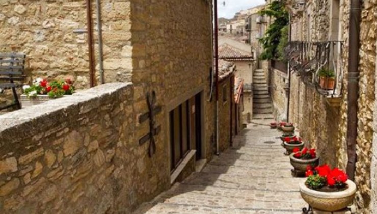 Questo borgo siciliano è il più economico di Italia ma anche il più bello: arrivano da ogni dove per visitarlo