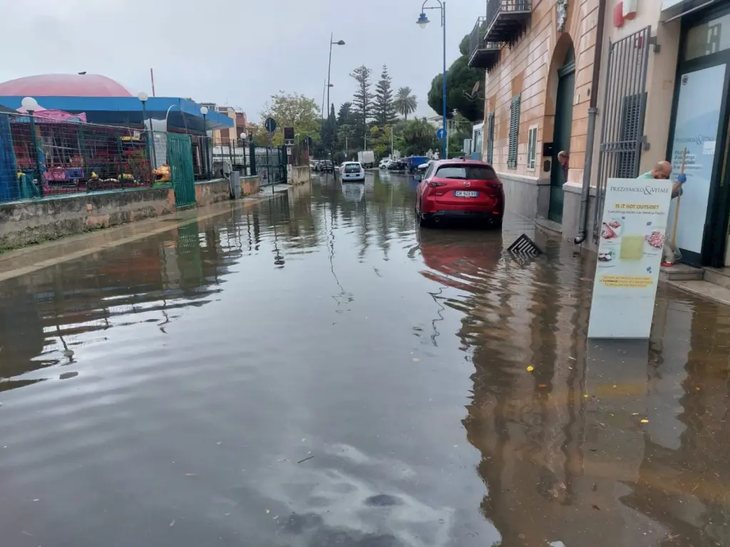 Mondello, i commercianti scrivono al sindaco: “Disservizi e allagamenti ad ogni pioggia. Servono interventi urgenti”