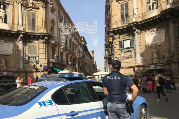 Palermo, fermato un uomo che brandiva un’ascia per le vie del centro