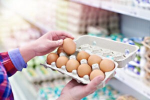Richiamo uova Spinovo: ritiro di 79 lotti per sicurezza alimentare.