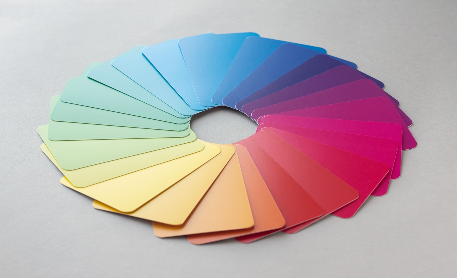 Dieci principi essenziali sulla teoria del colore dei capelli per stilisti professionisti.